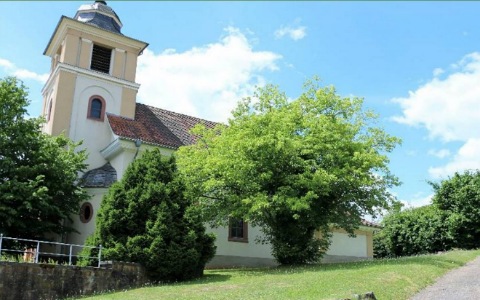 Zugang : Treppenaufgang Kirche,  Ausgang  über die  Auffahrt